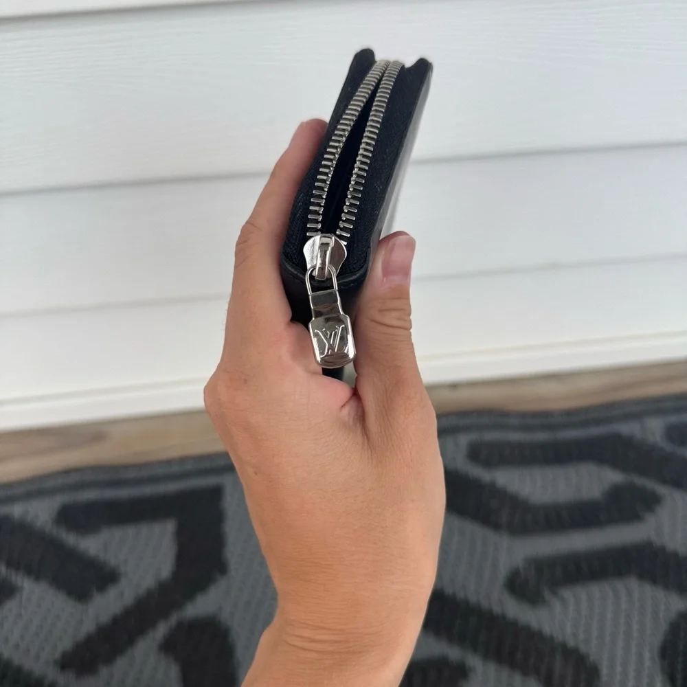 Louis Vuitton Leather Zippy Wallet with Subtle Embossed LV Monogram Logo - Picture 3 of 11